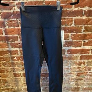 NWT lululemon align 25” sz 2 black emboss